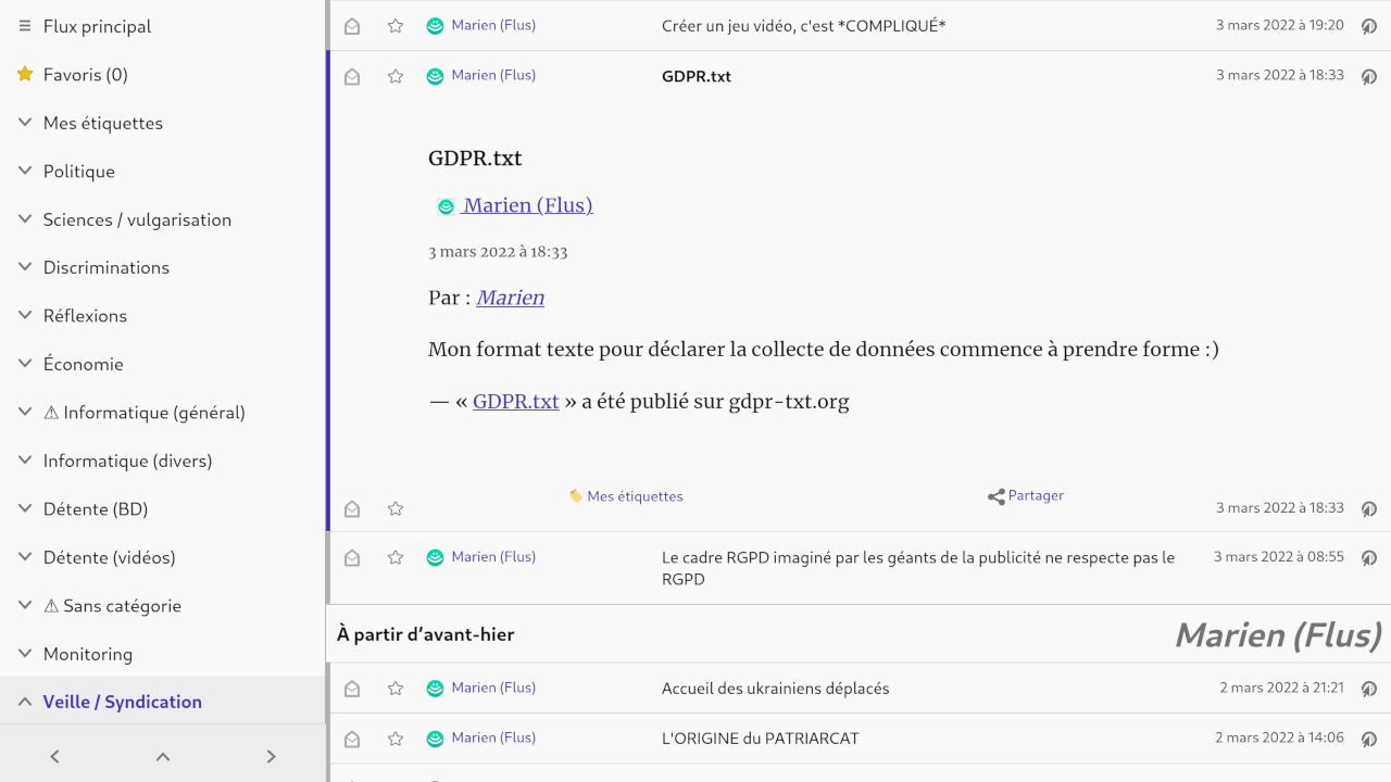 Une capture d'écran du flux de mon profil ouvert dans FreshRSS, un article est ouvert est affiche un commentaire ainsi que le lien vers l’article d’origine.