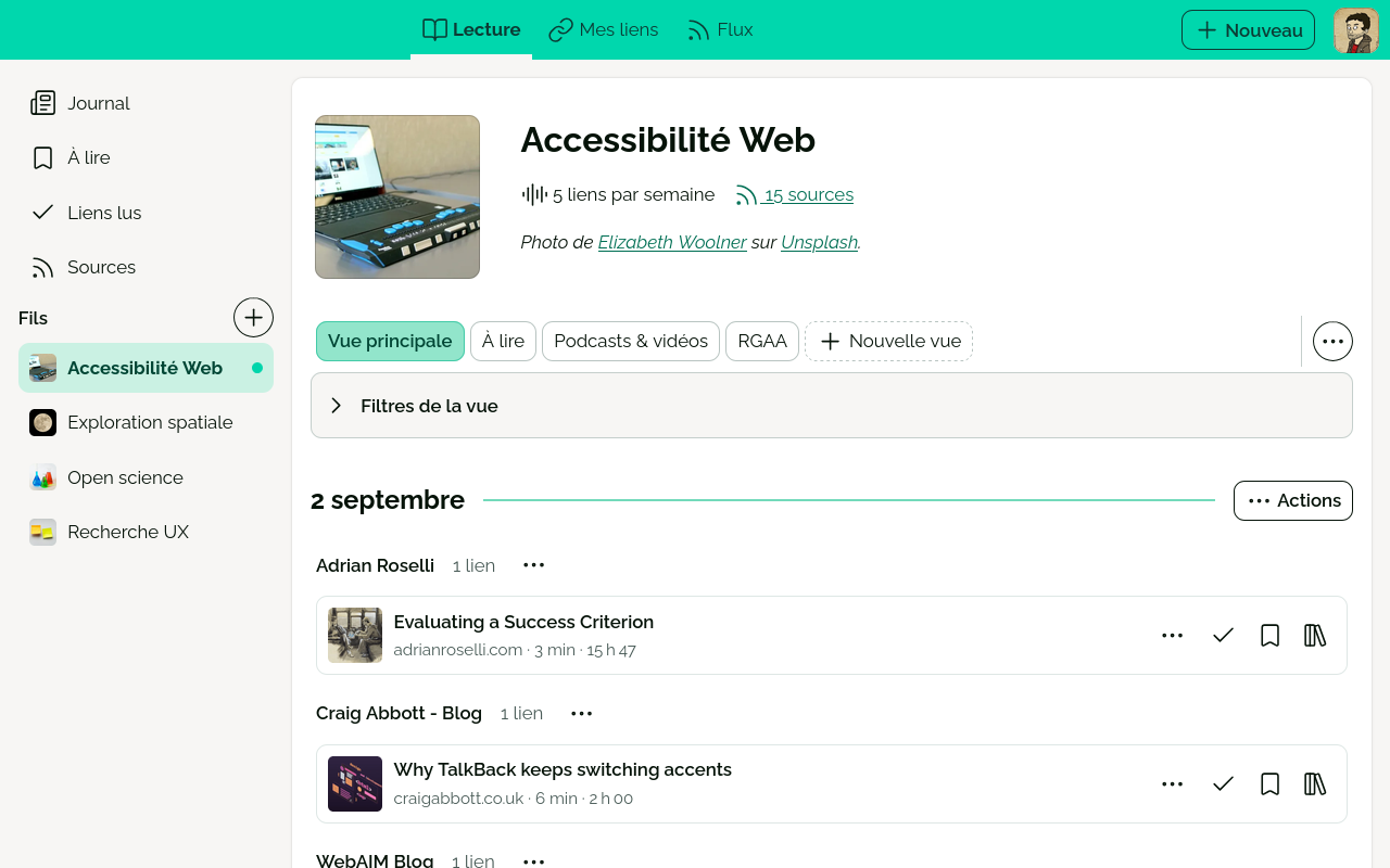 L’écran Lecture de Flus sur ordinateur, avec un fil de veille « Accessibilité Web » et ses liens du jour.